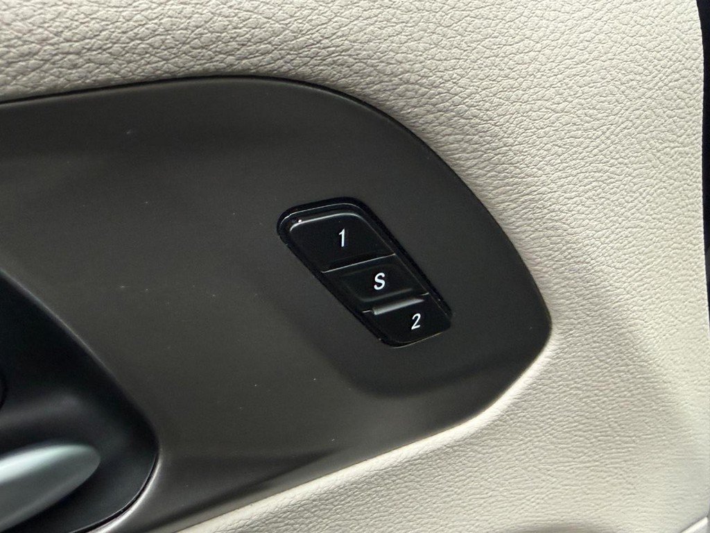 Used 2024 Chrysler Pacifica Touring-L FWD image 16