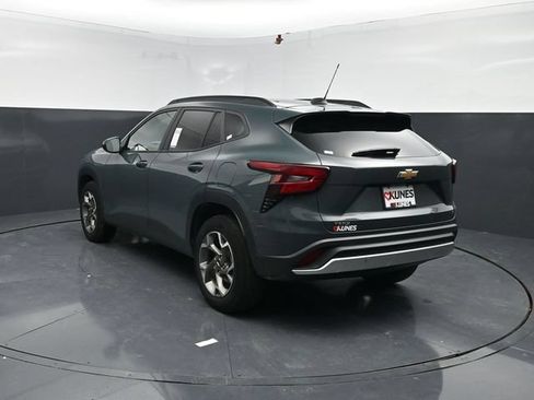 Used 2025 Chevrolet Trax LT FWD image 7
