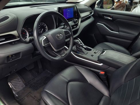 Certified 2024 Toyota Highlander XLE image 8