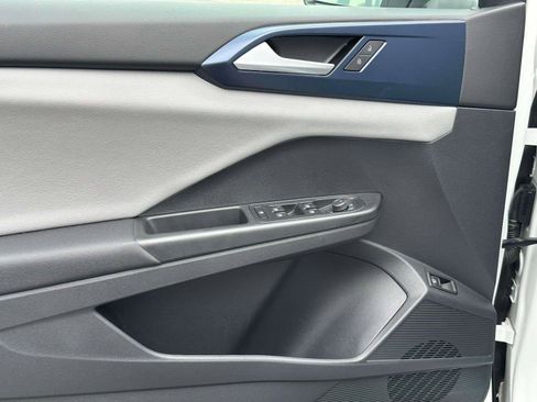 Certified 2022 Volkswagen Taos SE w/ Panoramic Sunroof Package image 14