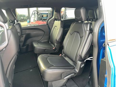 New 2026 Chrysler Pacifica Select w/ S Appearance Package image 19