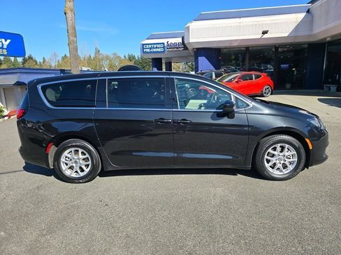 Used 2024 Chrysler Voyager LX FWD image 3