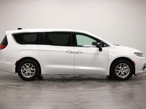 Used 2025 Chrysler Pacifica Select FWD image 9