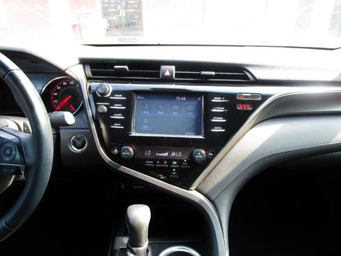 Used 2018 Toyota Camry XSE image 7
