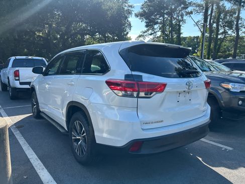 Used 2017 Toyota Highlander Plus AWD/4WD image 2