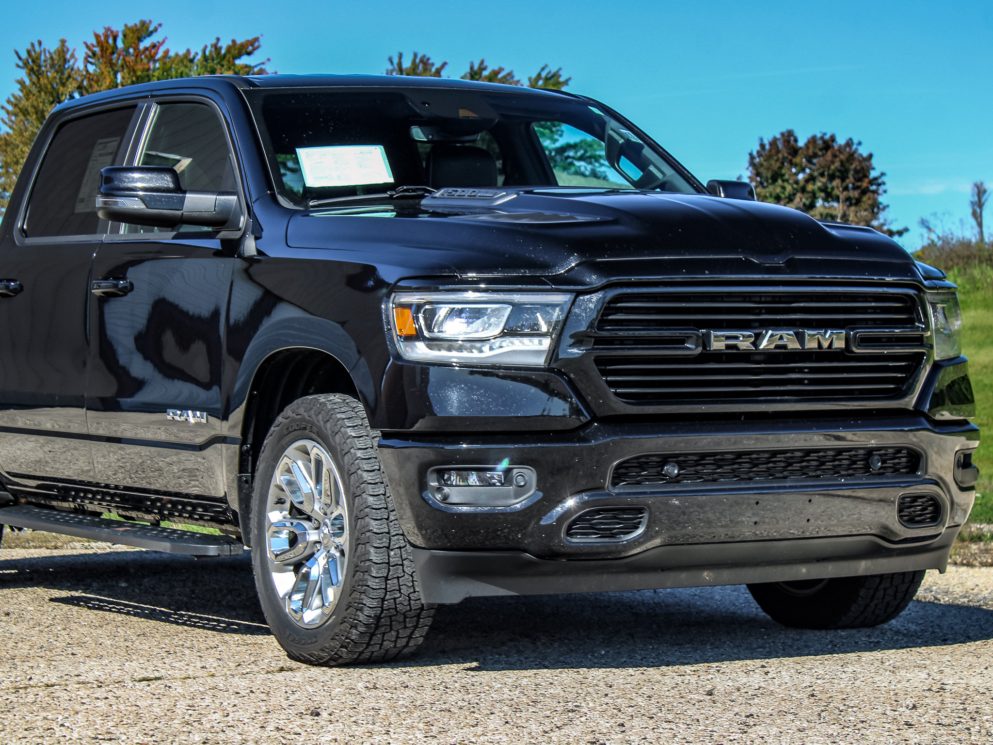 Used 2023 RAM 1500 Laramie AWD/4WD image 5