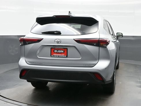Used 2024 Toyota Highlander LE AWD/4WD image 5