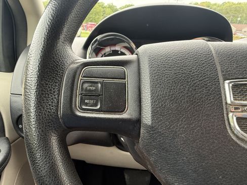 Used 2012 Dodge Grand Caravan SXT FWD image 22
