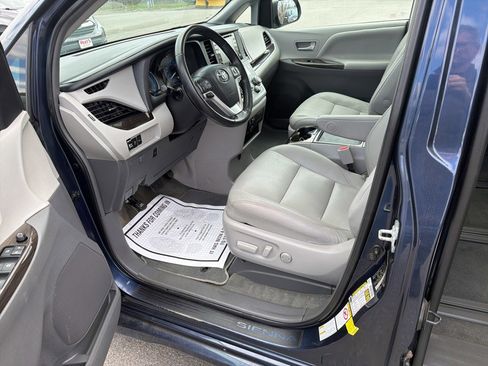 Used 2018 Toyota Sienna XLE w/ XLE Navigation Package AWD/4WD image 9