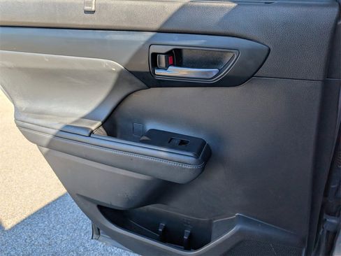 Used 2022 Toyota Highlander XLE image 29