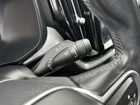 Used 2018 Volvo XC60 T5 Momentum w/ Vision Package image 21