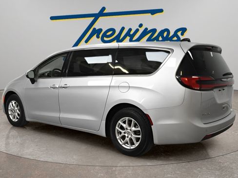 Used 2023 Chrysler Pacifica Touring-L image 5