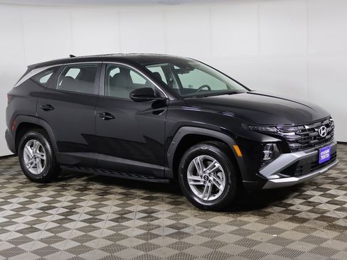 Certified 2025 Hyundai Tucson SE image 2