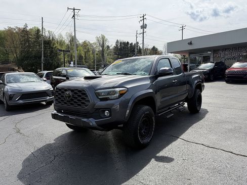 Used 2021 Toyota Tacoma TRD Sport w/ TRD Premium Sport Package image 3