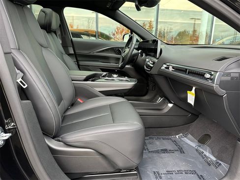 Used 2025 Cadillac Lyriq Sport image 10