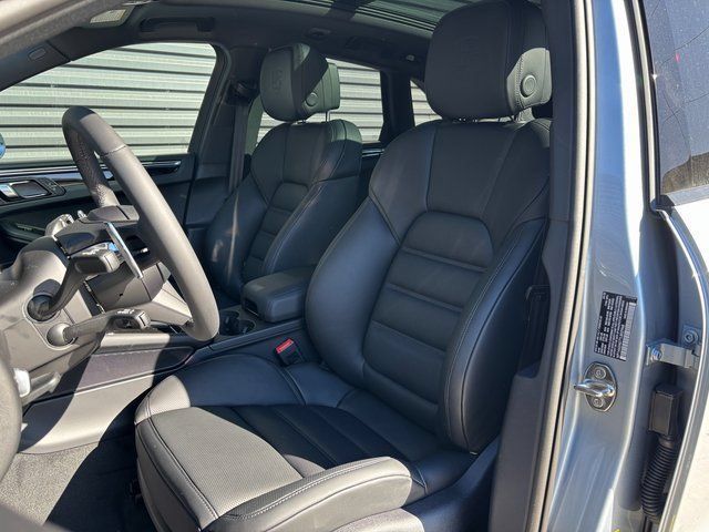 Used 2026 Porsche Macan AWD/4WD image 5