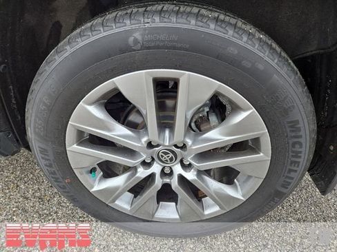 Used 2022 Toyota RAV4 XLE Premium AWD/4WD image 26