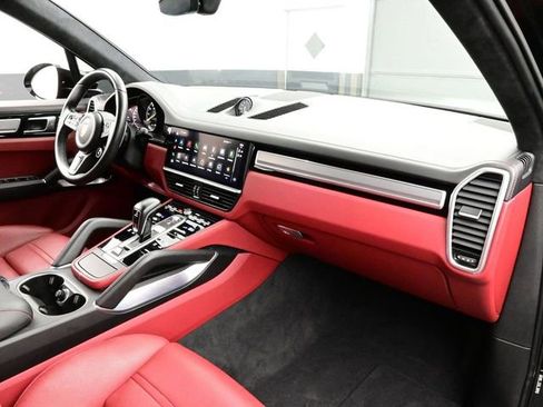 Certified 2022 Porsche Cayenne Turbo S AWD/4WD image 19