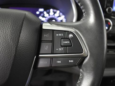 Used 2020 Toyota Highlander XLE AWD/4WD image 16