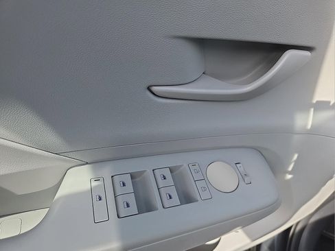 Used 2025 Hyundai Kona SEL image 13