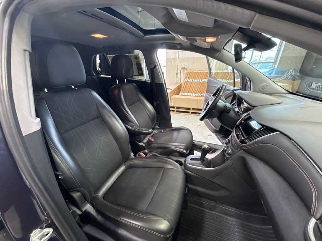 Used 2018 Chevrolet Trax LT w/ Sun & Sound Package FWD image 29