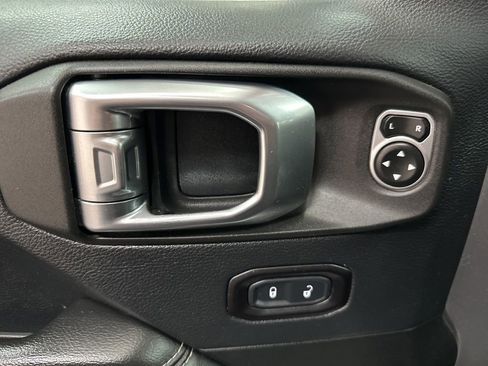 Used 2018 Jeep Wrangler Unlimited Sahara AWD/4WD image 20