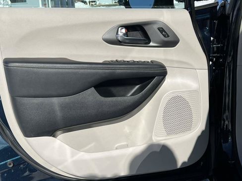 Used 2024 Chrysler Pacifica Touring-L FWD image 14