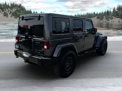 Used 2018 Jeep Wrangler Unlimited Sahara w/ Connectivity Group AWD/4WD image 3