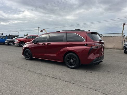 Used 2021 Toyota Sienna LE image 3