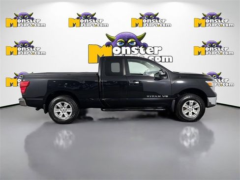 Used 2018 Nissan Titan SV image 4