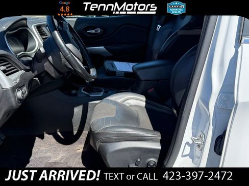 Used 2018 Jeep Cherokee Latitude Plus w/ Cold Weather Group image 10