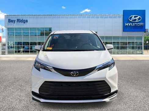 Used 2026 Toyota Sienna LE FWD image 11