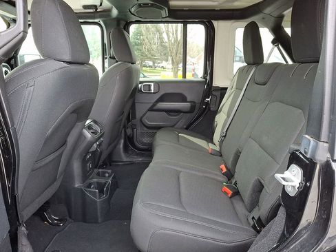 Used 2019 Jeep Wrangler Unlimited Sahara image 11