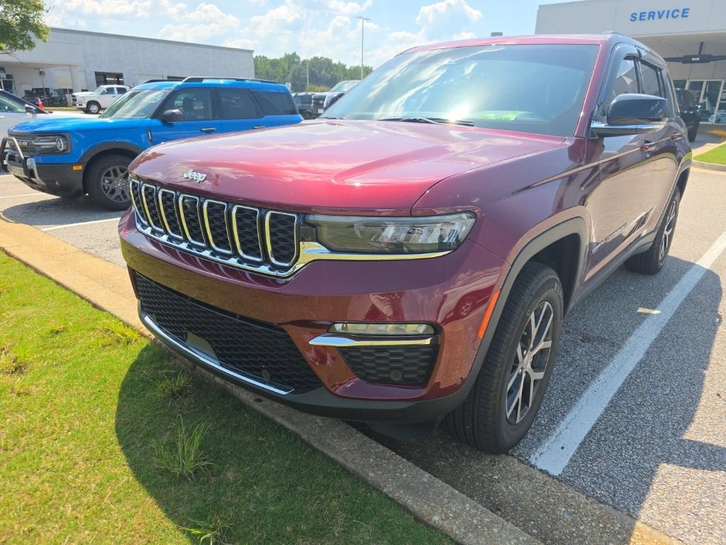 Used 2024 Jeep Grand Cherokee Limited w/ Luxury Tech Group II RWD image 3