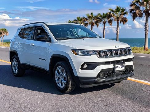 Used 2024 Jeep Compass Latitude AWD/4WD image 4