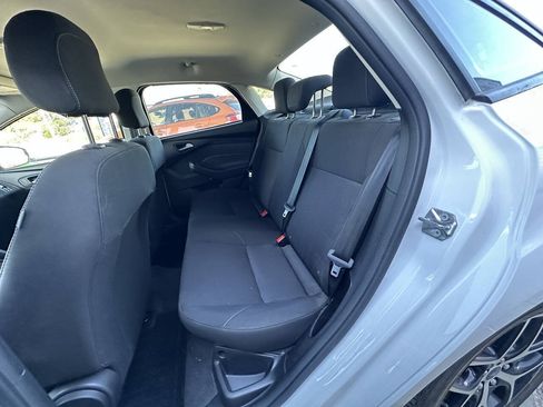 Used 2018 Ford Focus SE w/ SE Appearance Package FWD image 16