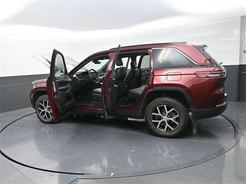 Used 2025 Jeep Grand Cherokee Limited w/ MOPAR Finishing Package image 39