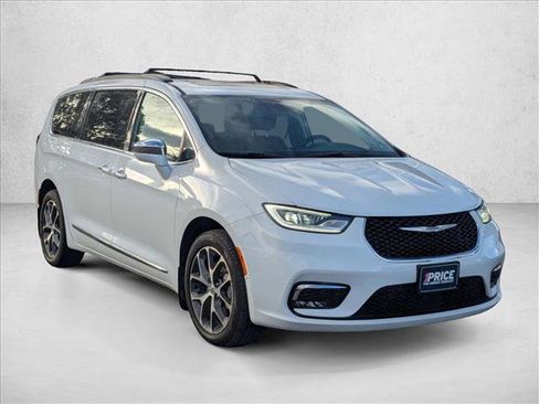 Used 2022 Chrysler Pacifica Limited image 3