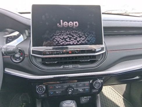 Used 2025 Jeep Compass Limited AWD/4WD image 25