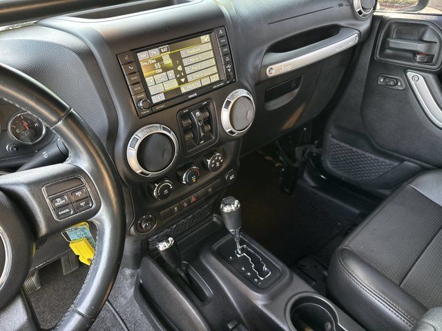 Used 2015 Jeep Wrangler Unlimited Rubicon w/ Connectivity Group AWD/4WD image 27
