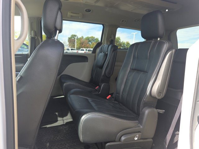 Used 2016 Chrysler Town & Country Touring FWD image 17