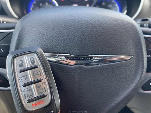 Used 2023 Chrysler Pacifica Touring-L FWD image 39