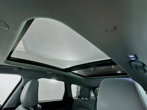 Used 2022 Lincoln Corsair AWD w/ Premium Package image 26