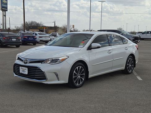 Used 2018 Toyota Avalon XLE Premium image 7