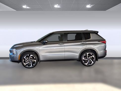 Used 2023 Mitsubishi Outlander SE image 2