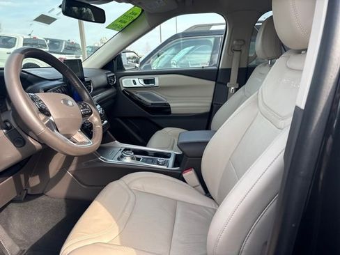 Used 2022 Ford Explorer Platinum w/ Equipment Group 601A AWD/4WD image 18