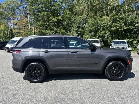 Used 2024 Jeep Grand Cherokee Altitude AWD/4WD image 2