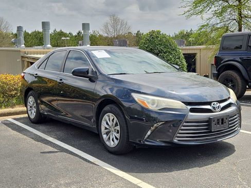 Used 2017 Toyota Camry LE image 1