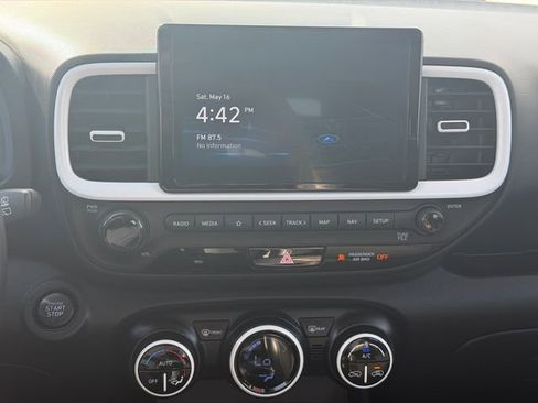 Used 2023 Hyundai Venue Limited FWD image 14