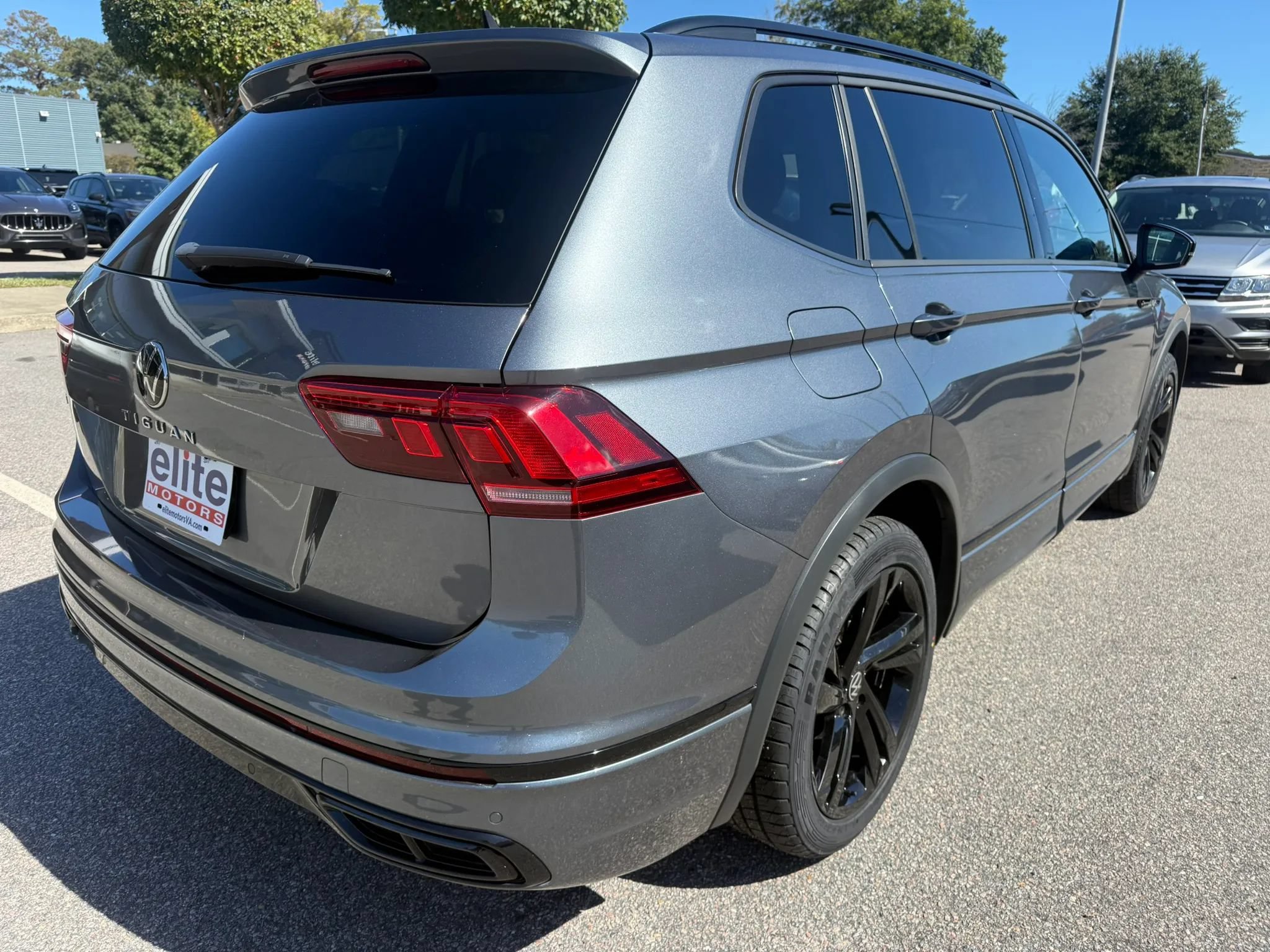 Used 2023 Volkswagen Tiguan SE R-Line FWD image 7